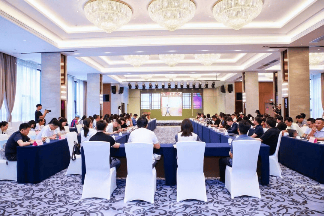 支串飞”“小车小团”高端定制游（线路含兴义）开元棋牌试玩“贵客”专属！贵州在深推介“支(图2)